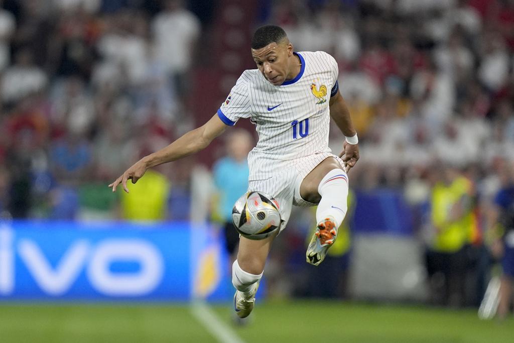 麥巴比今場除下面罩,表現生猛。(美聯社)