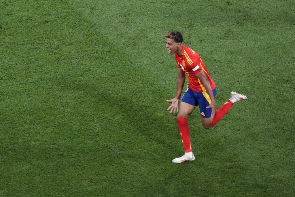 耶馬爾射入「世界波」,助西班牙淘汰法國入歐國盃決賽。(美聯社)