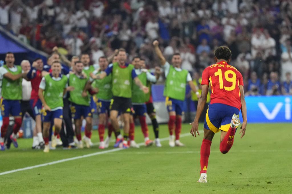 耶馬爾射入「世界波」,助西班牙淘汰法國入歐國盃決賽。(美聯社)