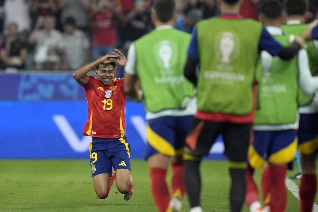 耶馬爾射入「世界波」,助西班牙淘汰法國入歐國盃決賽。(美聯社)