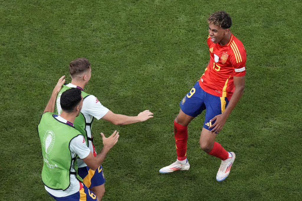 耶馬爾射入「世界波」,助西班牙淘汰法國入歐國盃決賽。(美聯社)