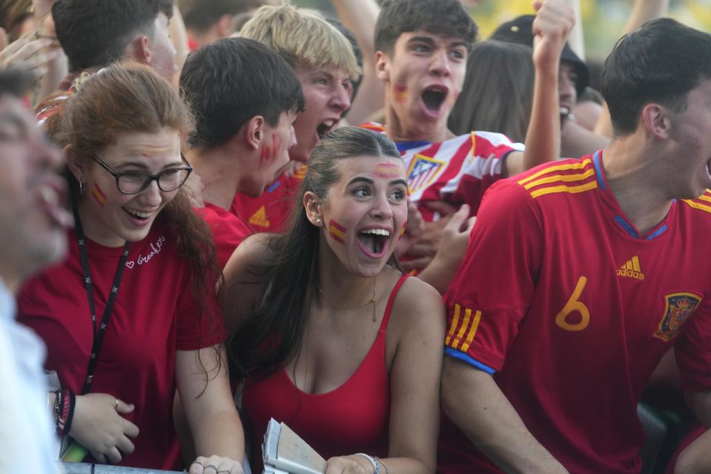 西班牙球迷相當興奮。(美聯社)