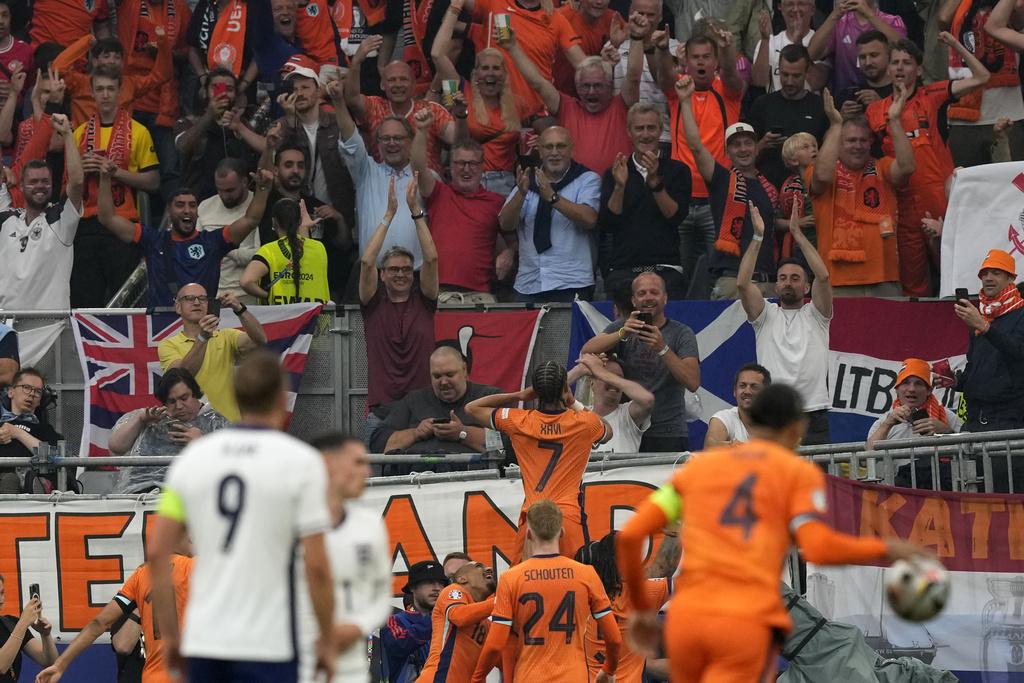 沙維西蒙斯及哈利卡尼皆收獲入球,英格蘭與荷蘭於上半場打成1:1平手。(美聯社)