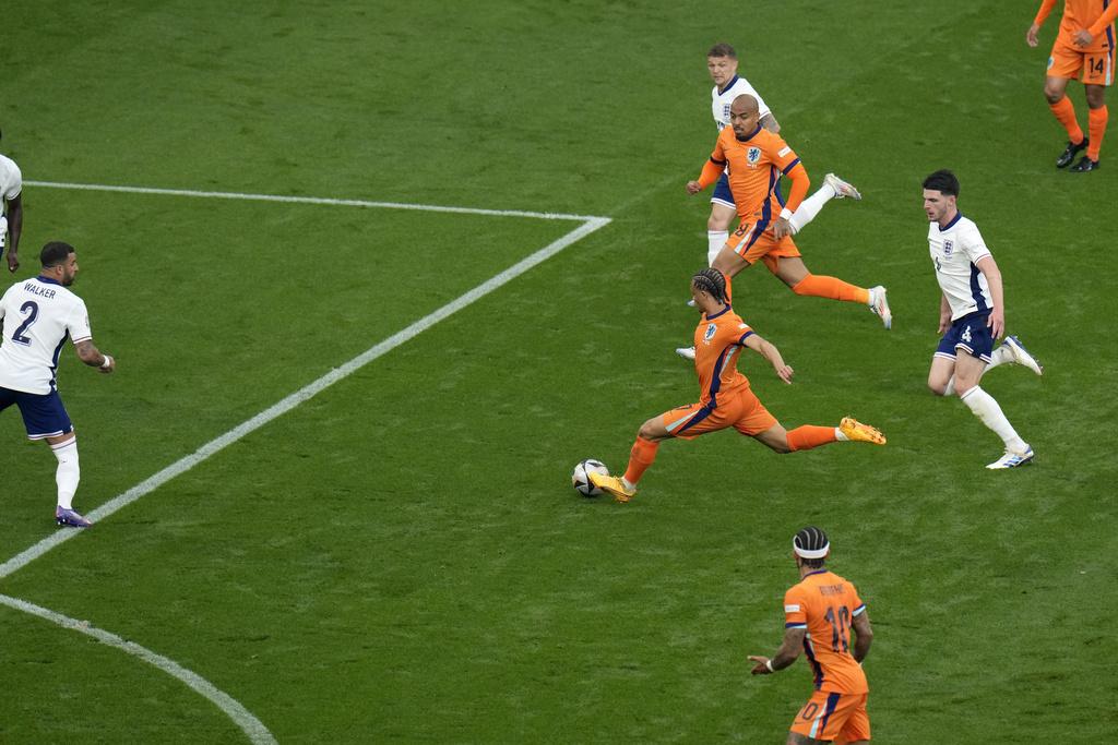 沙維西蒙斯及哈利卡尼皆收獲入球,英格蘭與荷蘭於上半場打成1:1平手。(美聯社)