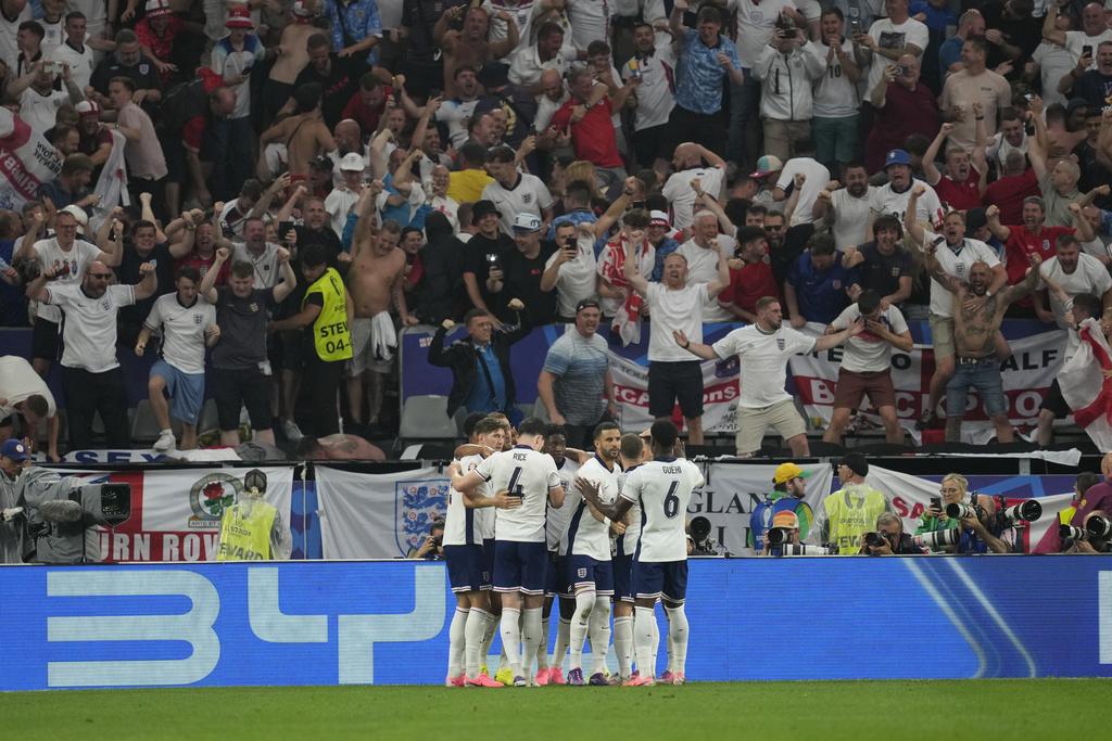 沙維西蒙斯及哈利卡尼皆收獲入球,英格蘭與荷蘭於上半場打成1:1平手。(美聯社)