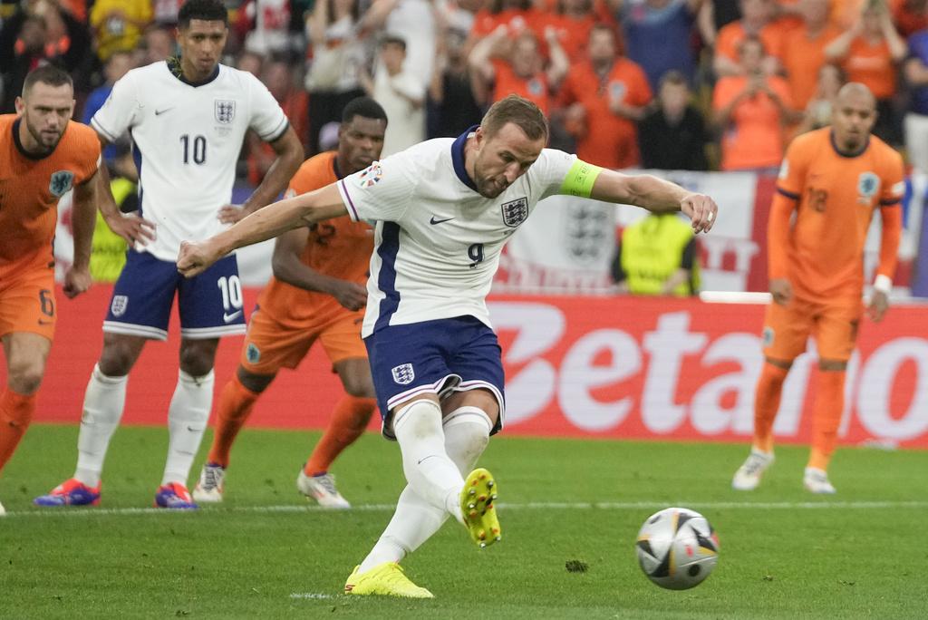 沙維西蒙斯及哈利卡尼皆收獲入球,英格蘭與荷蘭於上半場打成1:1平手。(美聯社)