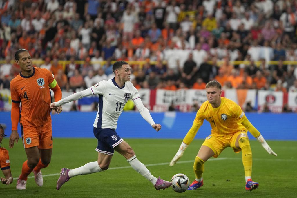 沙維西蒙斯及哈利卡尼皆收獲入球,英格蘭與荷蘭於上半場打成1:1平手。(美聯社)