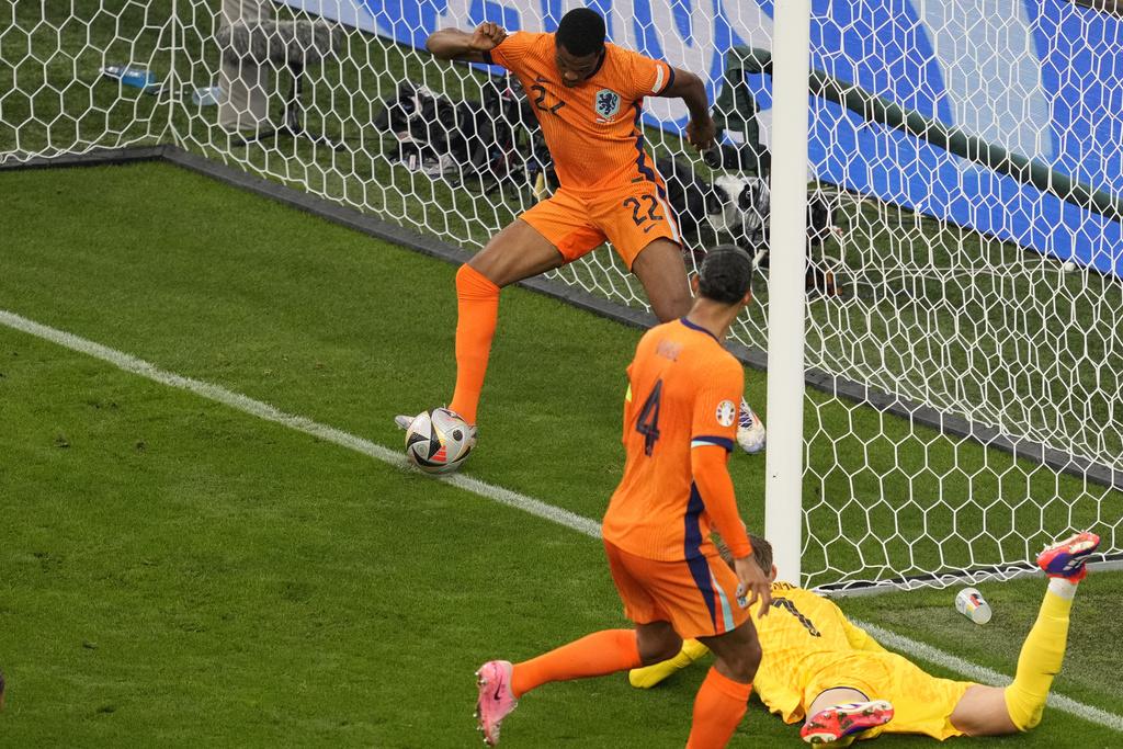 沙維西蒙斯及哈利卡尼皆收獲入球,英格蘭與荷蘭於上半場打成1:1平手。(美聯社)
