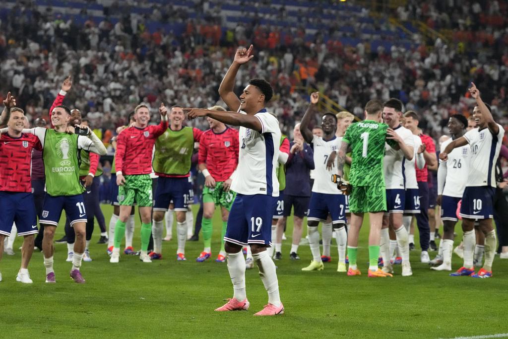 英格蘭連續兩屆歐國盃入決賽,屈堅斯賽後與隊友熱烈慶祝。(美聯社)