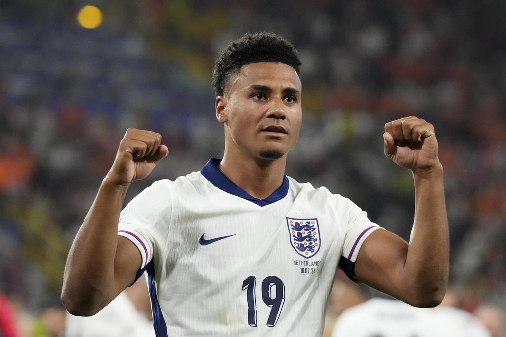 英格蘭連續兩屆歐國盃入決賽,屈堅斯賽後與隊友熱烈慶祝。(美聯社)