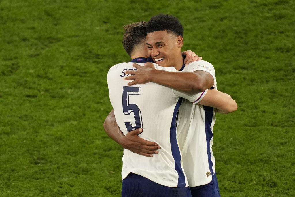 英格蘭連續兩屆歐國盃入決賽,屈堅斯賽後與隊友熱烈慶祝。(美聯社)