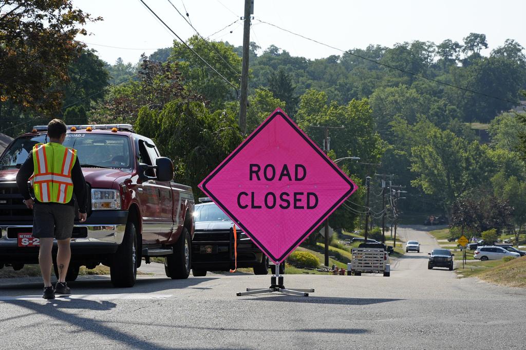 執法人員封鎖槍手位於貝瑟爾公園市(Bethel Park)的住所附近地區進行調查。(美聯社)