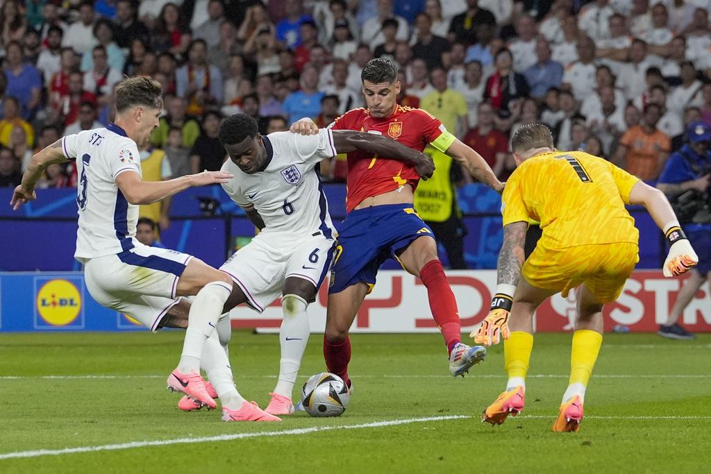 兩隊上半場合共僅射門5球,踢法相對保守。(美聯社)