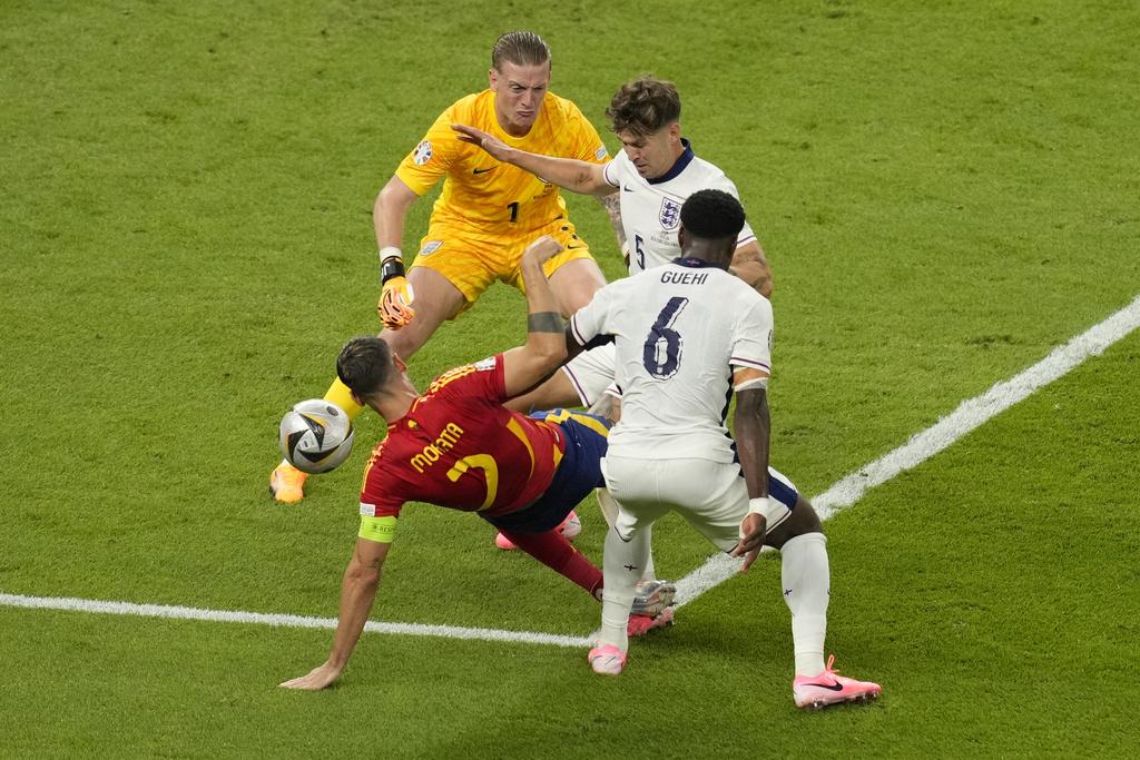 兩隊上半場合共僅射門5球,踢法相對保守。(美聯社)