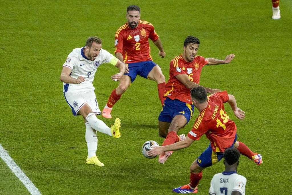 兩隊上半場合共僅射門5球,踢法相對保守。(美聯社)