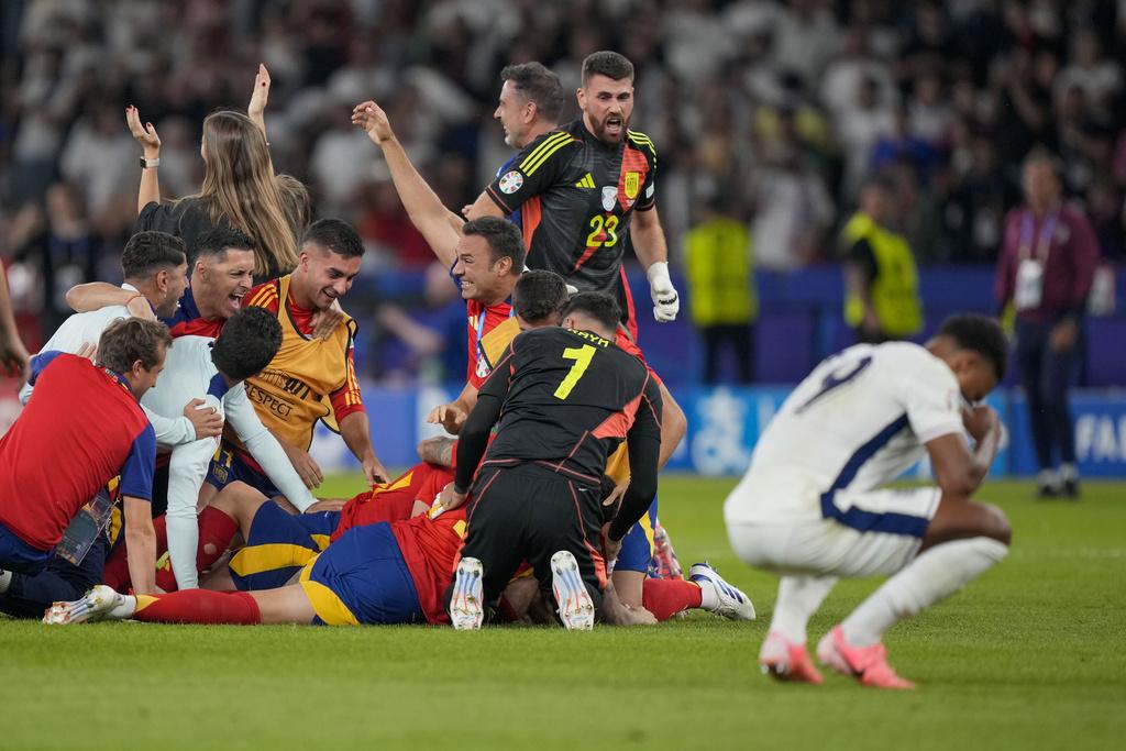 西班牙奪得歷史上第四次歐國盃冠軍,成為捧起歐國盃最多次的國家。(美聯社)