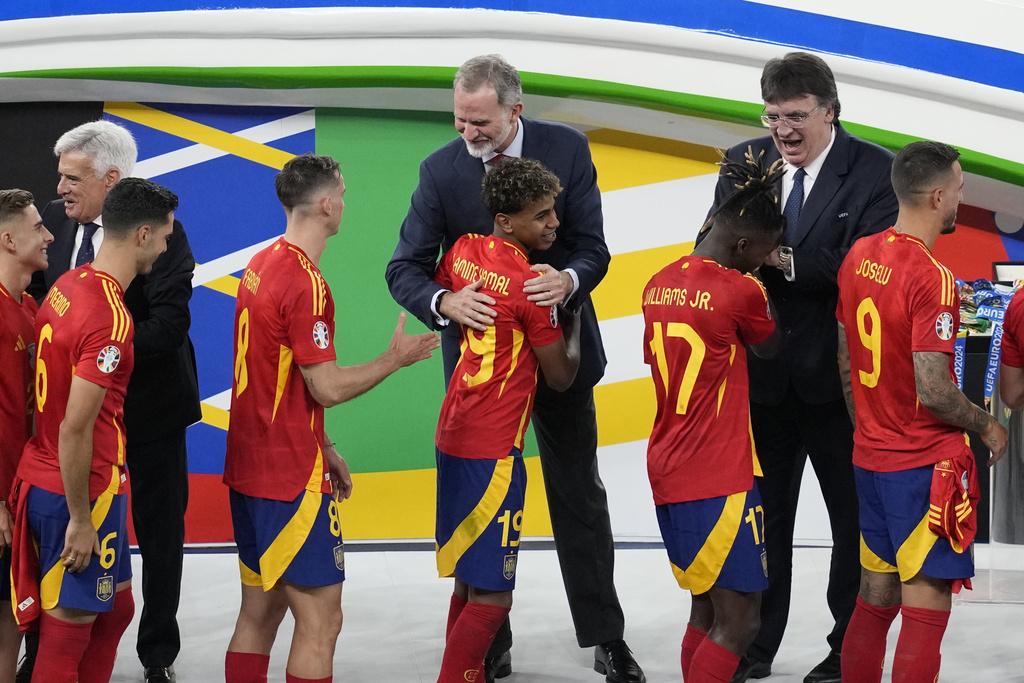 耶馬爾榮獲賽事最佳年輕球員,表現計絕對實至名歸。(美聯社)