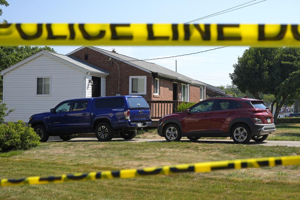 探員在克魯克斯寓所調查,並一度封鎖附近街道。(美聯社)