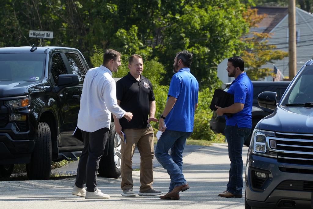 探員在克魯克斯寓所調查,並一度封鎖附近街道。(美聯社)