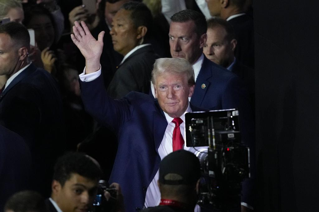 特朗普遇刺後首次公開露面,周一出席共和黨全國代表大會,現身時右耳有紗布包紮。(美聯社)