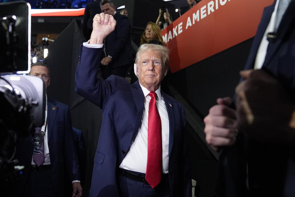 特朗普遇刺後首次公開露面,周一出席共和黨全國代表大會,現身時右耳有紗布包紮。(美聯社)