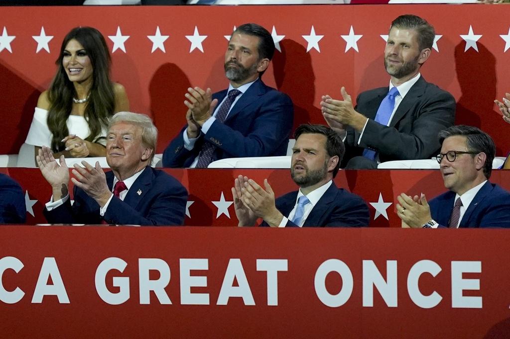 特朗普遇刺後首次公開露面,周一出席共和黨全國代表大會,現身時右耳有紗布包紮,與39歲副手萬斯同台。(美聯社)