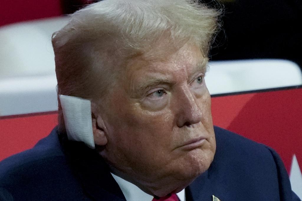 特朗普遇刺後首次公開露面,周一出席共和黨全國代表大會,現身時右耳有紗布包紮。(美聯社)