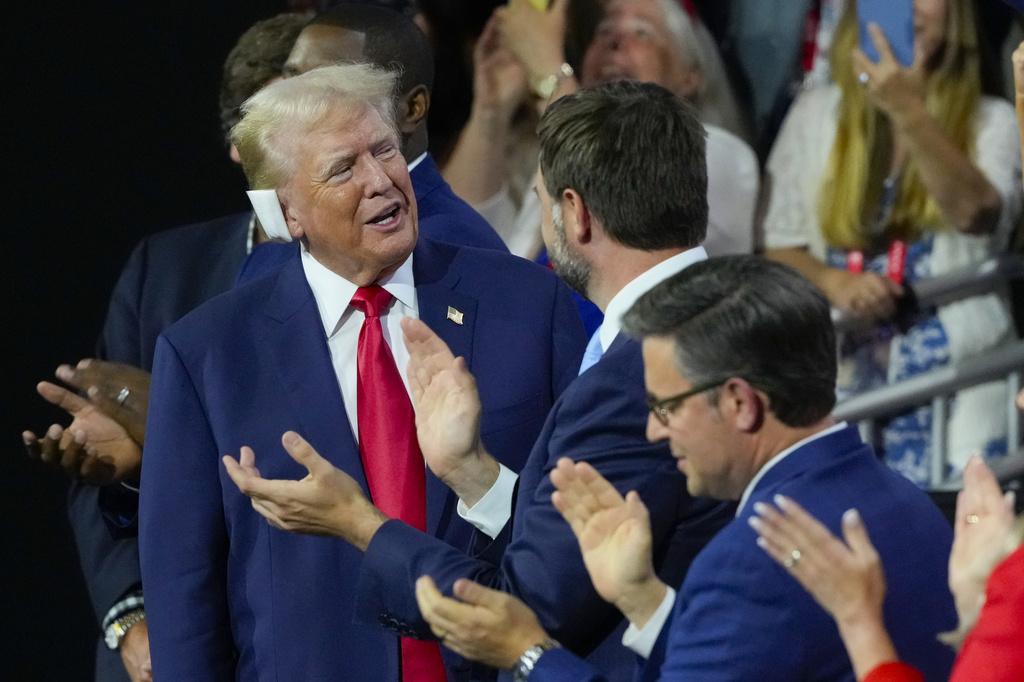 特朗普遇刺後首次公開露面,周一出席共和黨全國代表大會,現身時右耳有紗布包紮,與39歲副手萬斯同台。(美聯社)