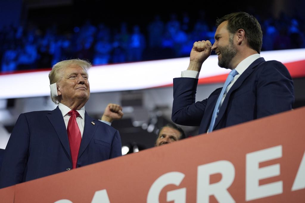 特朗普遇刺後首次公開露面,周一出席共和黨全國代表大會,現身時右耳有紗布包紮,與39歲副手萬斯同台。(美聯社)