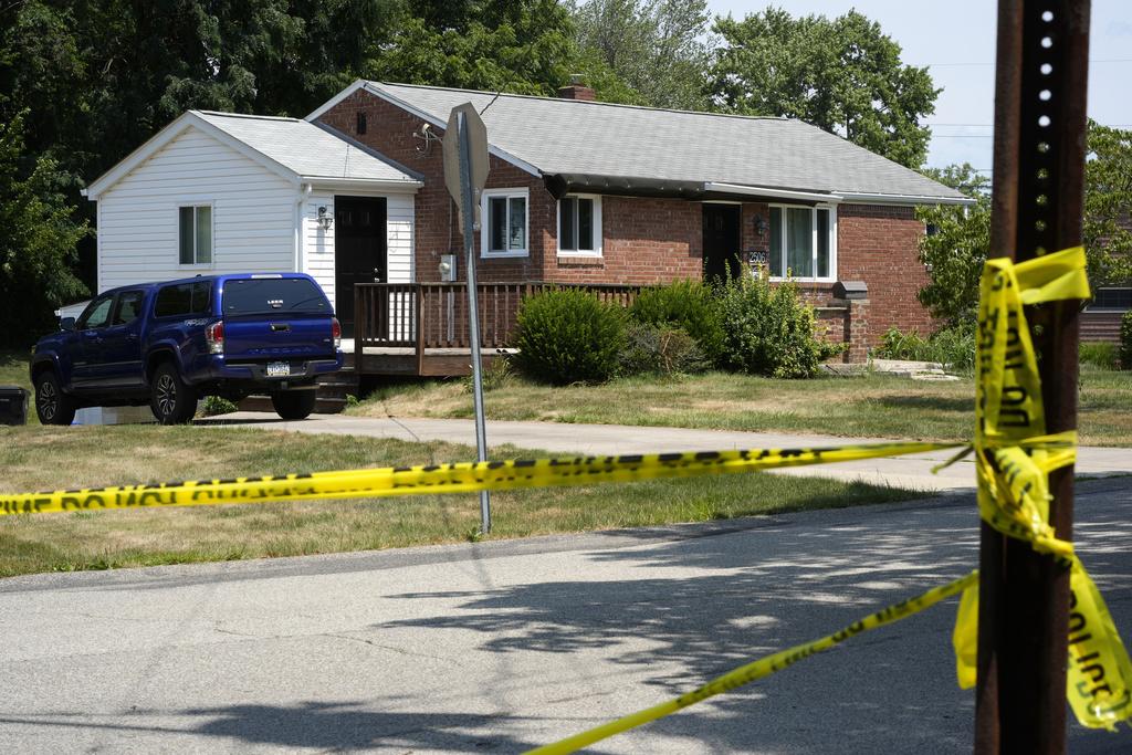 探員在克魯克斯寓所調查,並一度封鎖附近街道。(美聯社)