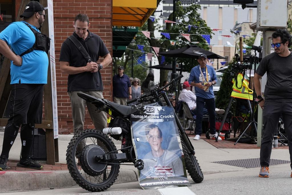 在共和黨大會會場外,有人展示克斯魯斯的照片。(美聯社)