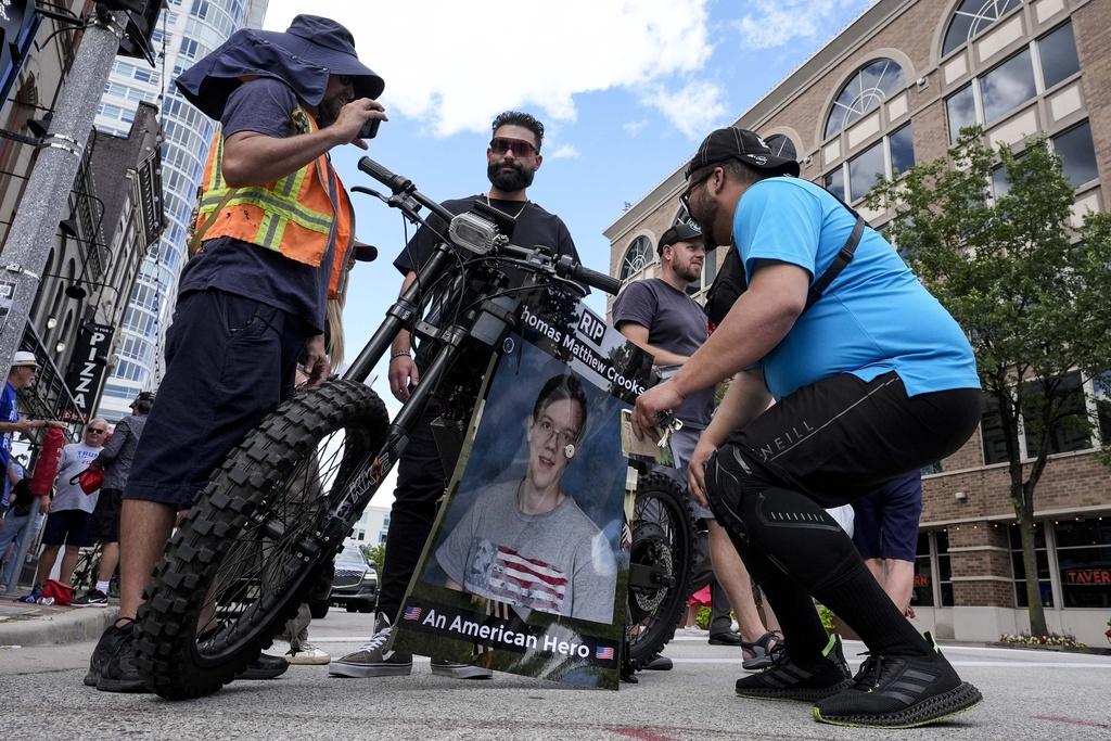 在共和黨大會會場外,有人展示克斯魯斯的照片。(美聯社)