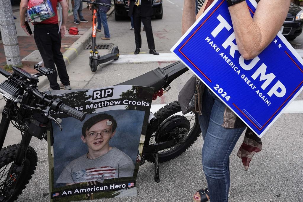 在共和黨大會會場外,有人展示克斯魯斯的照片。(美聯社)