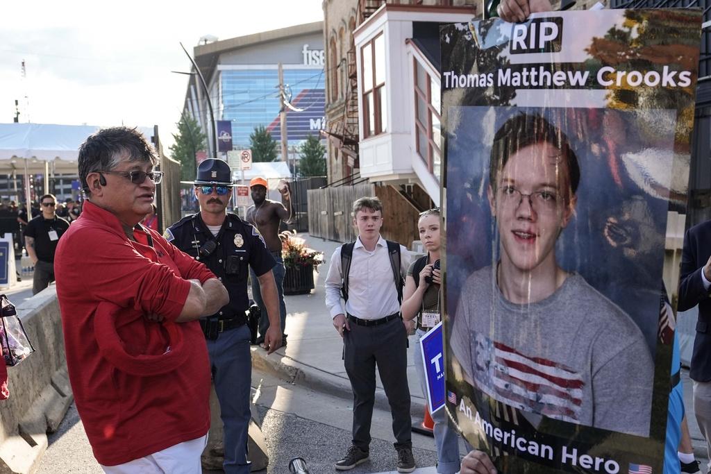 在共和黨大會會場外,有人展示克斯魯斯的照片。(美聯社)