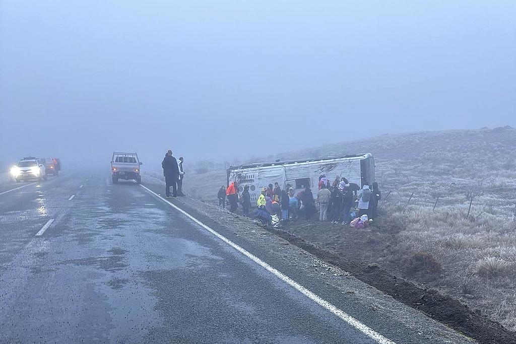 新西蘭兩輛載有中國遊客的旅遊巴先後在南島公路翻側(美聯社)
