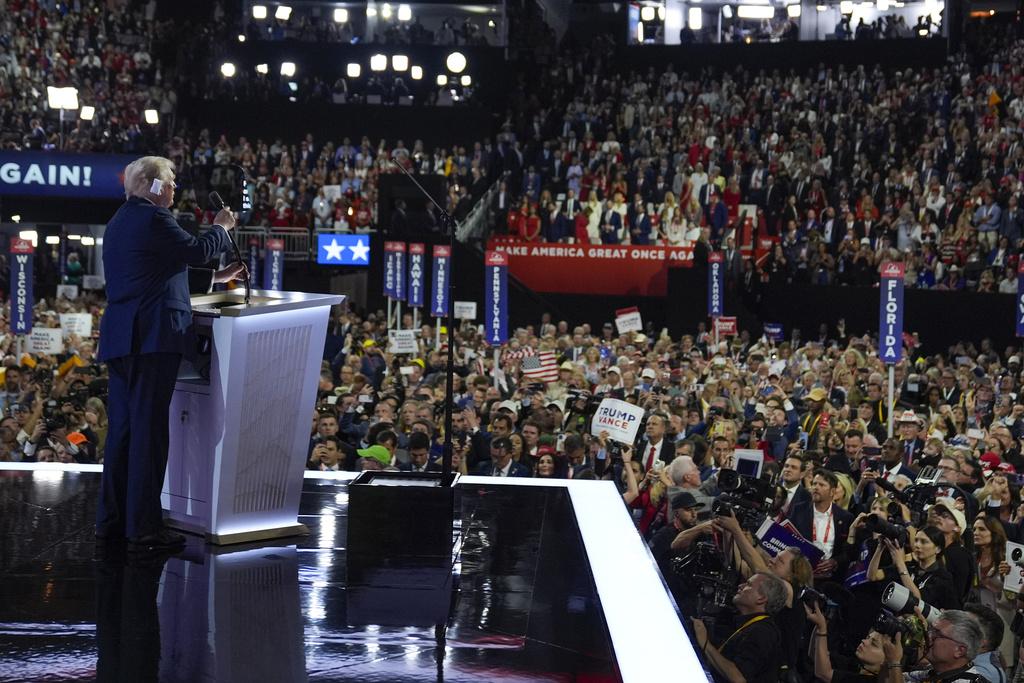 特朗普正式接受共和黨總統候選人提名,並在全國黨代表大會上發言,是遭槍擊受傷事件後首度公開演說。(美聯社)