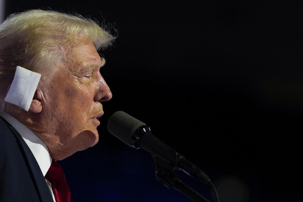 特朗普正式接受共和黨總統候選人提名,並在全國黨代表大會上發言,是遭槍擊受傷事件後首度公開演說。(美聯社)