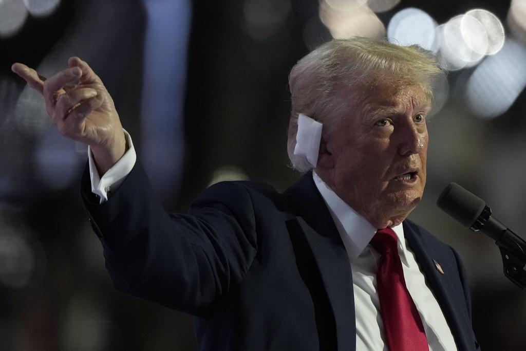 特朗普正式接受共和黨總統候選人提名,並在全國黨代表大會上發言,是遭槍擊受傷事件後首度公開演說。(美聯社)