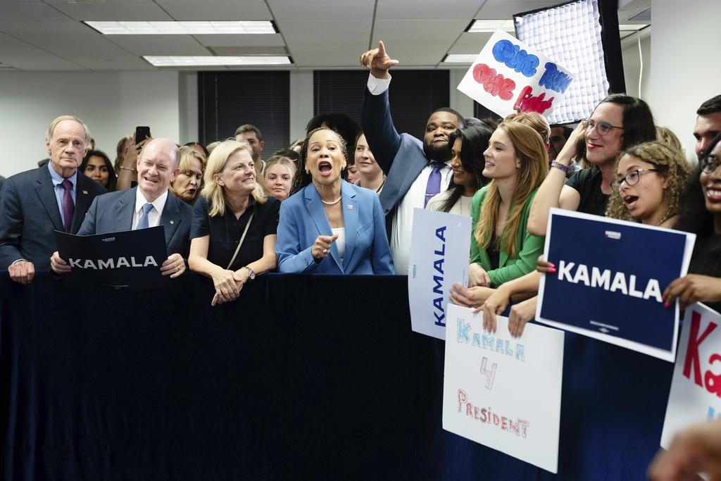 工作人員歡迎賀錦麗。(美聯社)