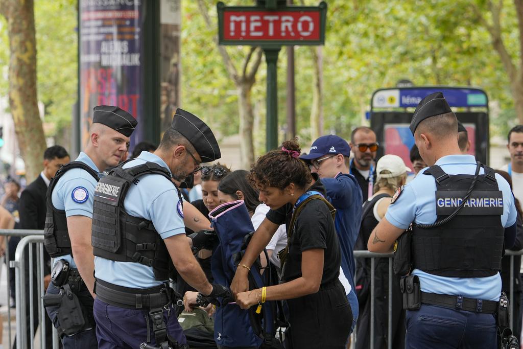 巴黎奧運開幕禮期,安全人員加強檢查民眾物品。(資料圖片)