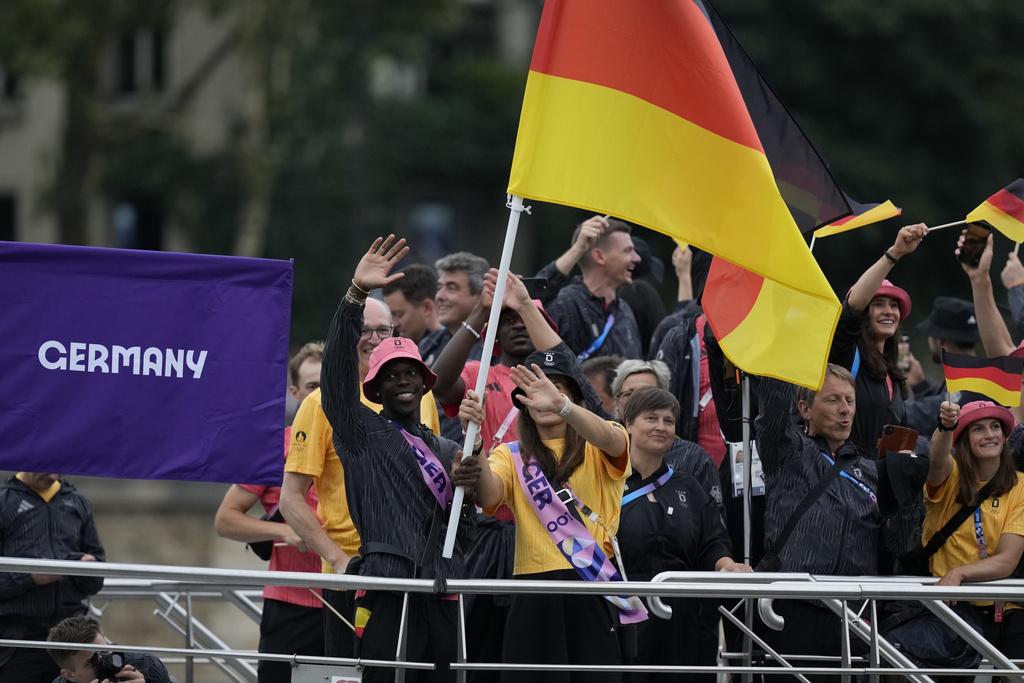 不少籃球員都為自己國家擔任持旗手,包括勒邦占士。(美聯社)