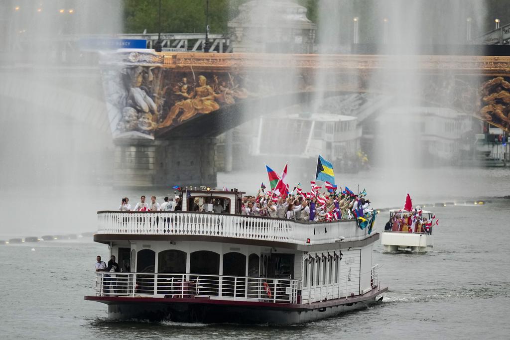 各國運動員乘船經塞納河進場。(美聯社)