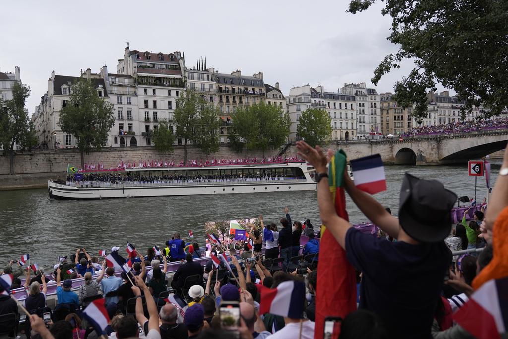 各國運動員乘船經塞納河進場。(美聯社)
