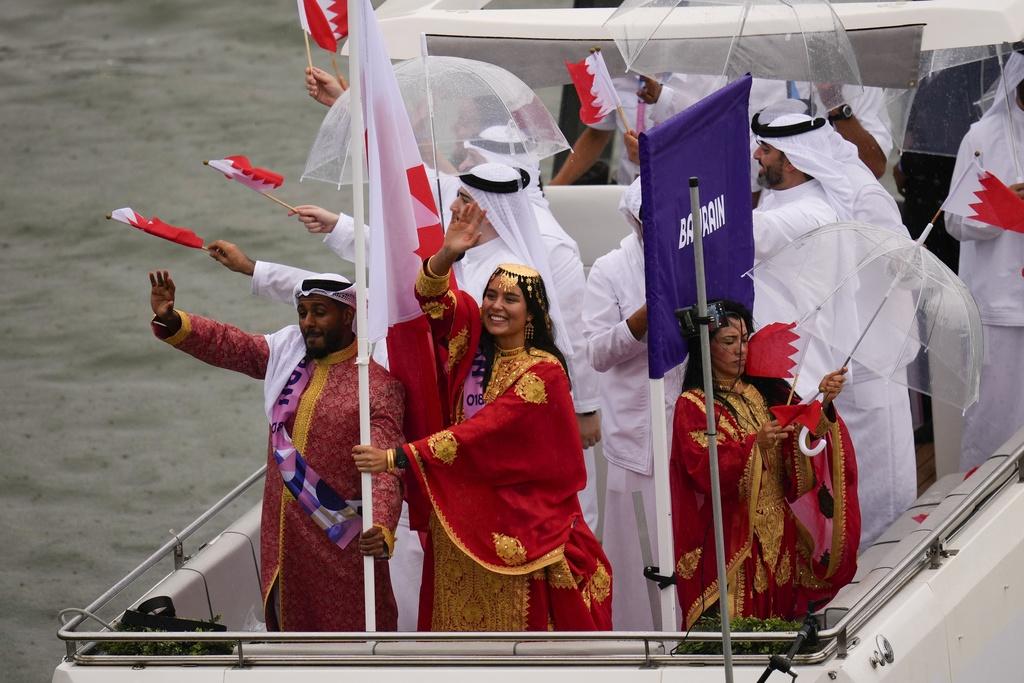 各國運動員乘船經塞納河進場。(美聯社)