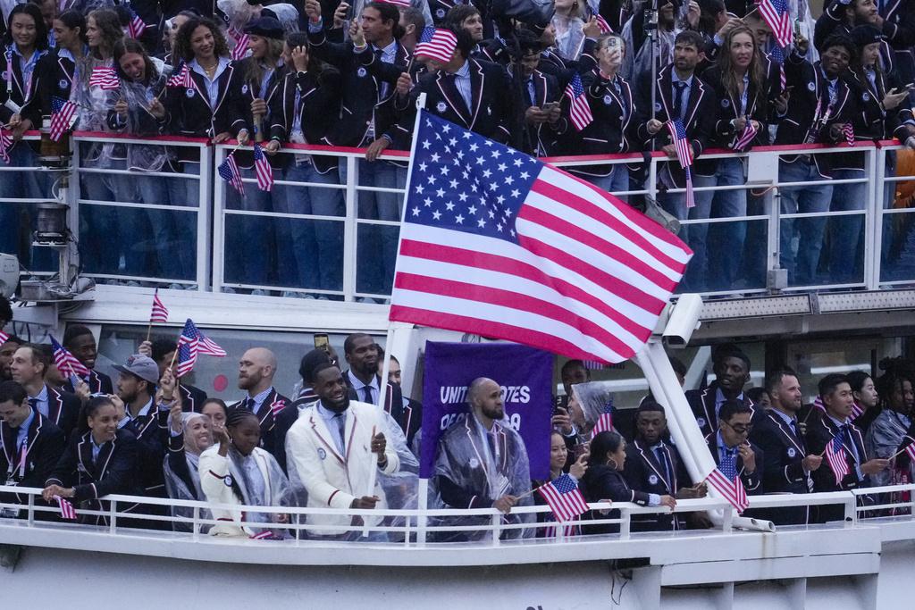 不少籃球員都為自己國家擔任持旗手,包括勒邦占士。(美聯社)