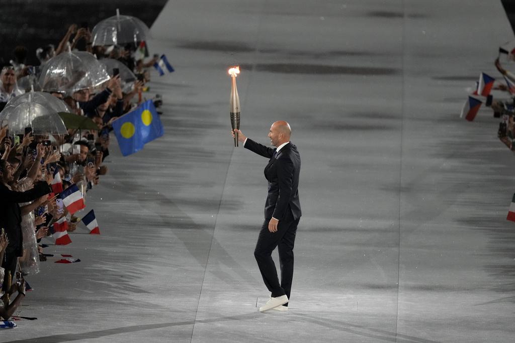 聖火火炬由多名運動名宿傳接,最後點燃熱氣球升空。(美聯社)