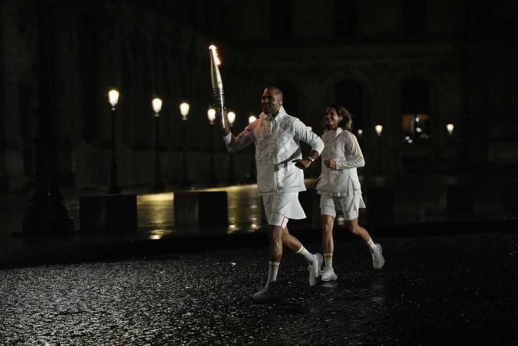 聖火火炬由多名運動名宿傳接,最後點燃熱氣球升空。(美聯社)