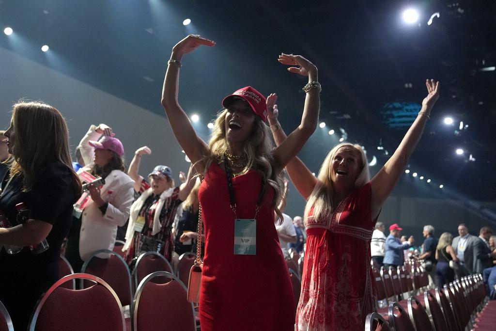 特朗普支持者在台下歡呼跳舞。(美聯社)