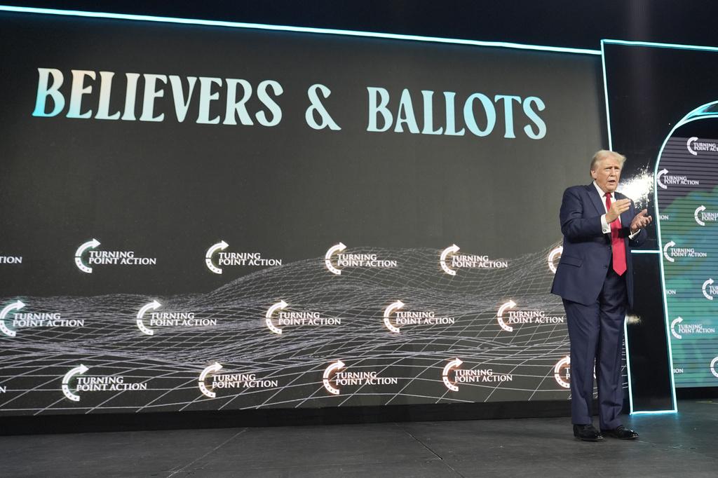 特朗普出席保守派基督徒組織「轉折點行動」在佛州舉行的大會,與支持者互動。(美聯社)