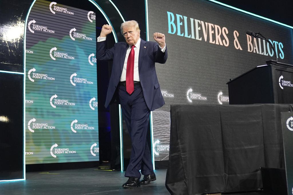 特朗普出席保守派基督徒組織「轉折點行動」在佛州舉行的大會,與支持者互動。(美聯社)